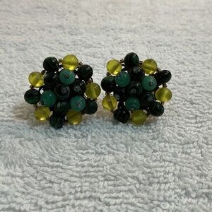 🌼Vintage 50-60’s🌼 Green and Yellow Beaded Cluster Clip-On Earrings